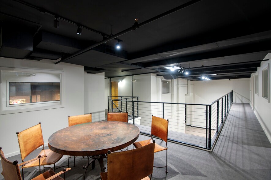 More Photos Of 7740 E Evans Rd, Scottsdale Showroom For Sale