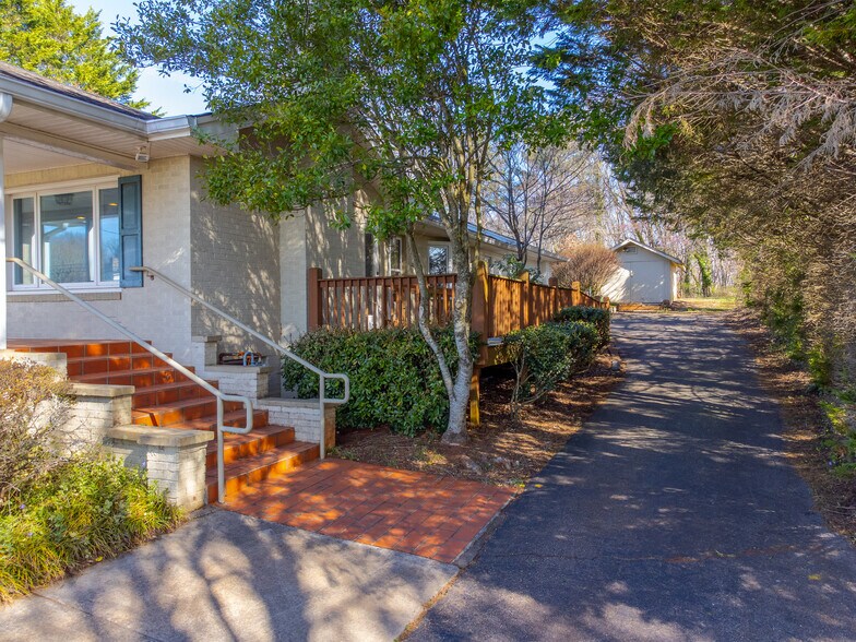 More Photos Of 156 White Oak St, Franklin Medical For Sale
