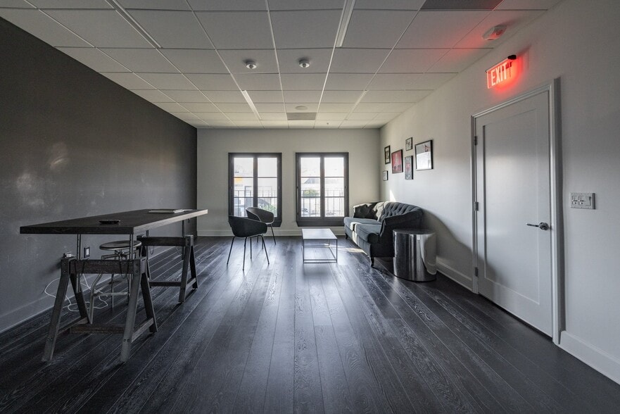 More Photos Of 346 S La Brea Ave, Los Angeles General Retail For Lease