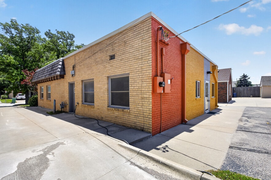 More Photos Of 133 N Glendale St, Wichita Office For Sale