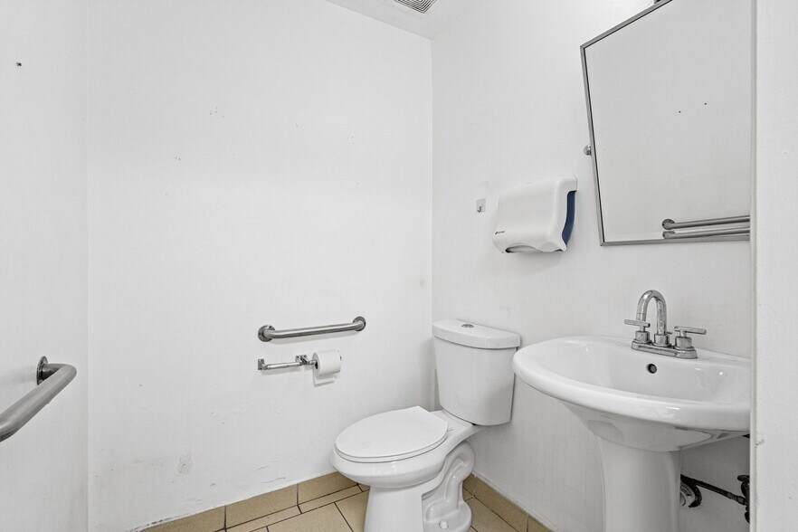 More Photos Of 6330 Manor Ln, South Miami Office For Lease
