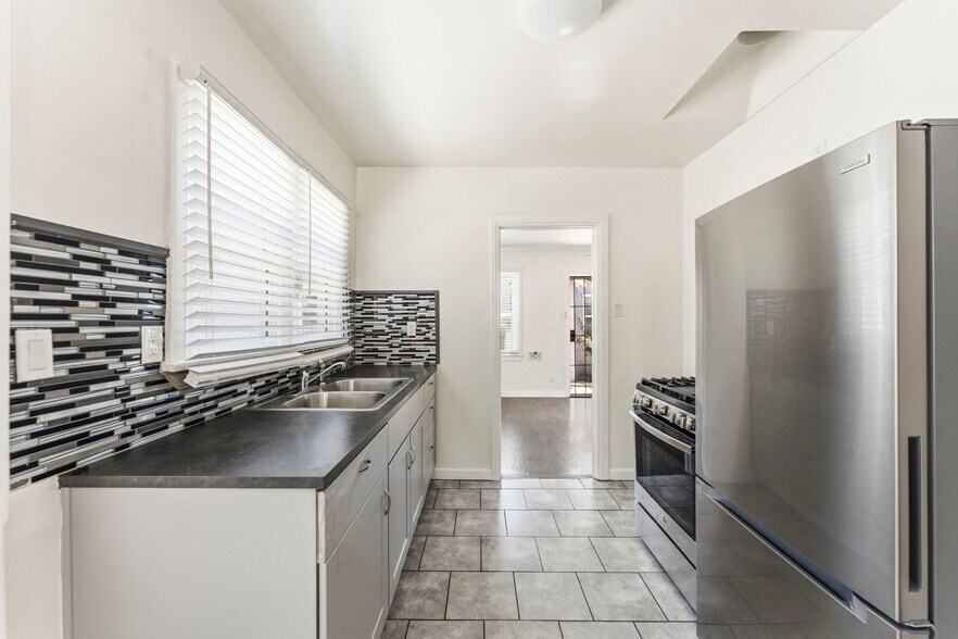 More Photos Of 1047 W 7th St, San Pedro Multifamily For Sale