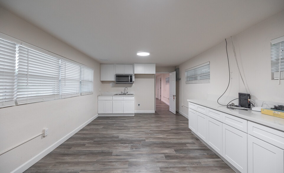 More Photos Of 905 W Scenic Rivers Blvd, Salem Flex For Sale
