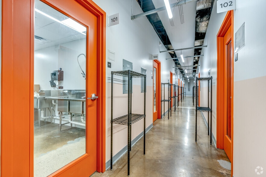 More Photos Of 3004-3008 Cullen St, Fort Worth Distribution For Lease