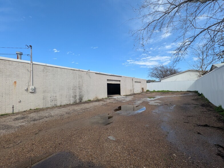 More Photos Of 1103 12th Pl, Plano Warehouse For Lease