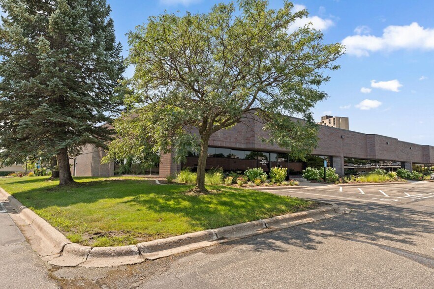 More Photos Of 425 Etna St, Saint Paul Light Manufacturing For Lease