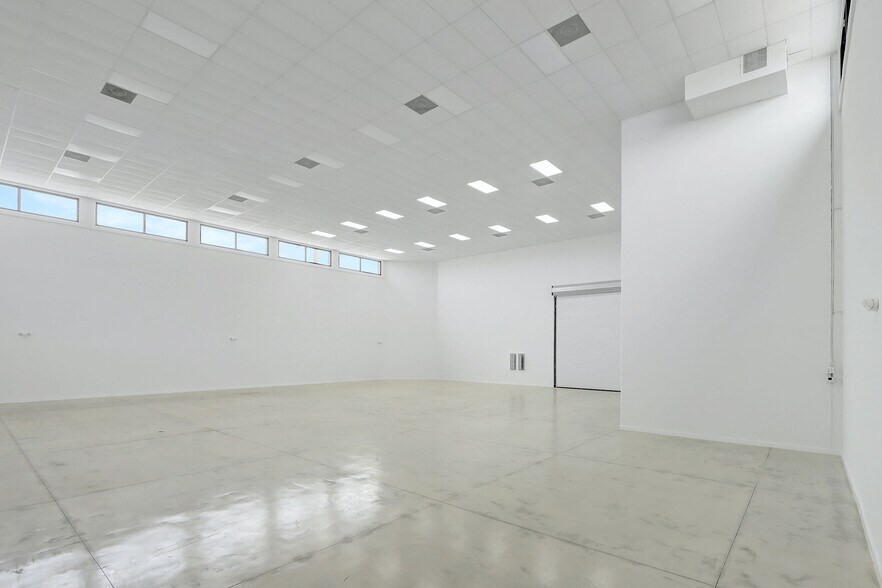 More Photos Of 235 NE 67th St, Miami Warehouse For Sale