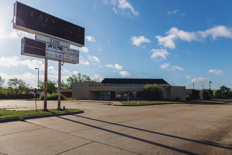 Primary Photo Of 3200 E Memorial Rd, Edmond Medical For Sale