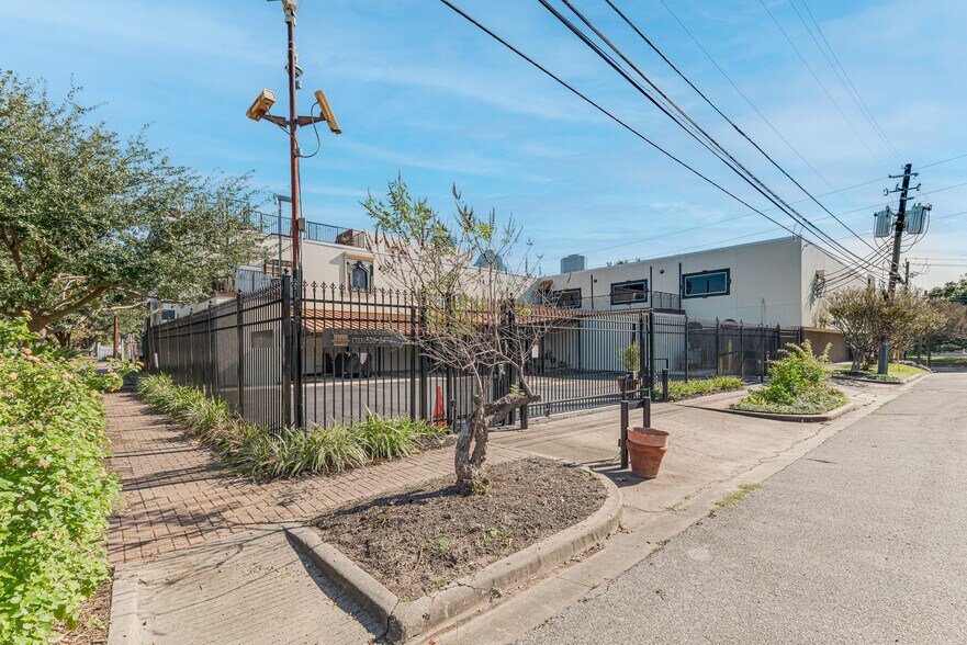 More Photos Of 1920 N Memorial Way, Houston Loft Creative Space For Lease