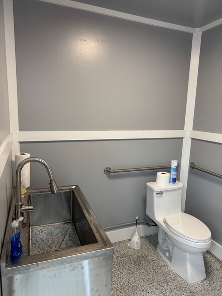 More Photos Of 1105 SE 12th Ave, Cape Coral Warehouse For Sale