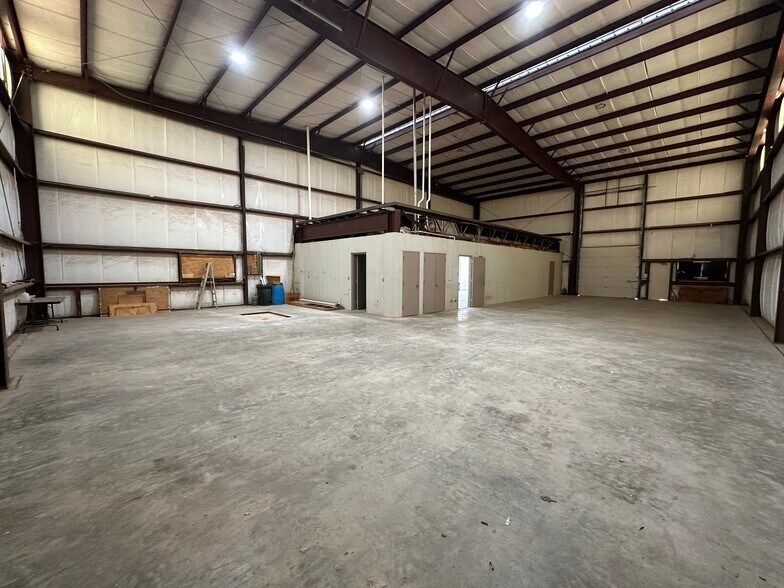 More Photos Of 1810 Lee Ave, Odessa Warehouse For Lease