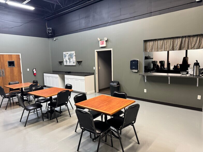 More Photos Of 1600 Gervais Ave, Maplewood Warehouse For Lease