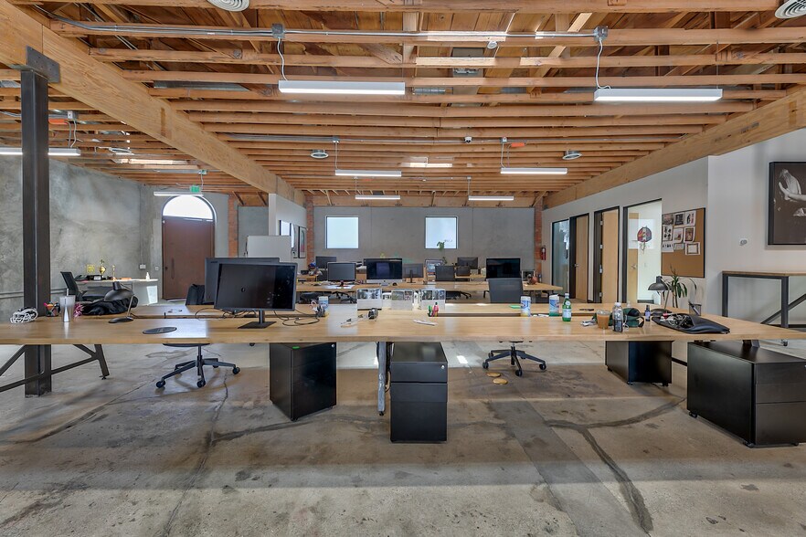 More Photos Of 4126 W Jefferson Blvd, Los Angeles Flex For Lease