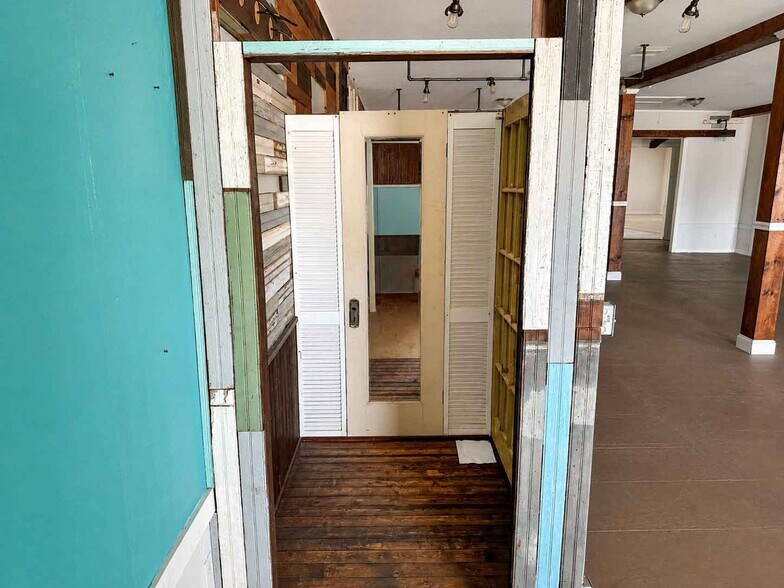 More Photos Of 1255 W Highway 6, Alvin Freestanding For Sale
