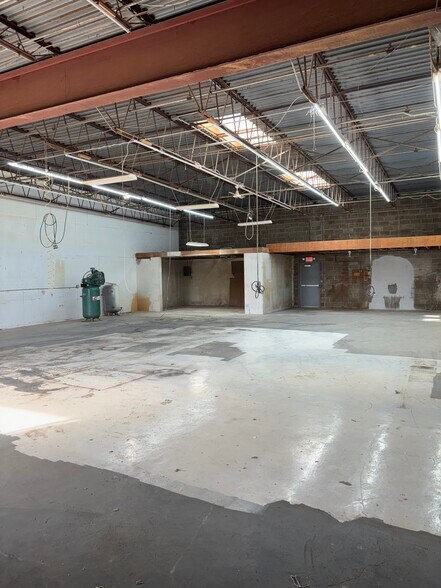 More Photos Of 170-176 Mariner Dr, Southampton Warehouse For Lease