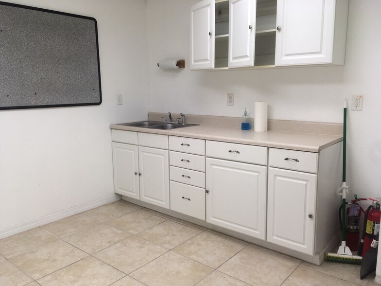 More Photos Of 4201-4205 116th Ter N, Clearwater Warehouse For Lease