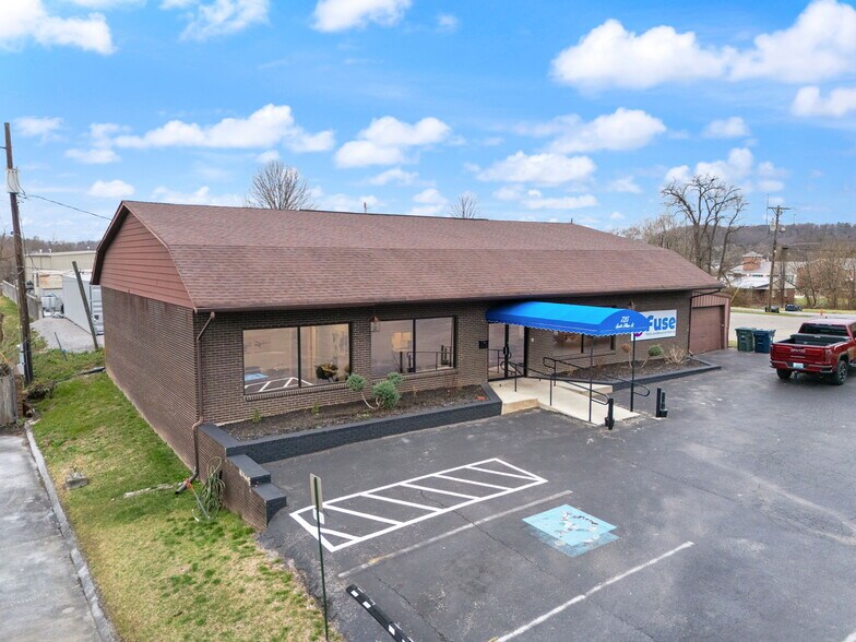 More Photos Of 725 S Main St, London Medical For Sale