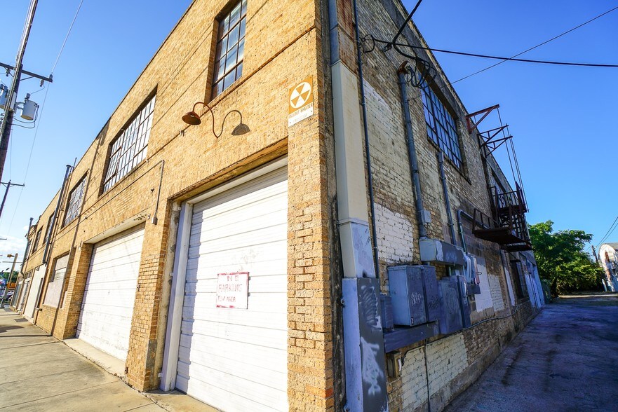 More Photos Of 900 Broadway St, San Antonio General Retail For Lease