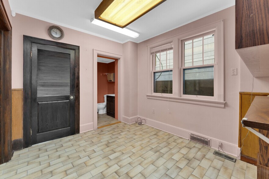 More Photos Of 1451 Ouellette Av, Windsor Office Residential For Sale