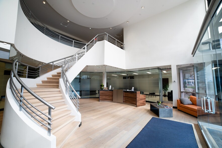 More Photos Of 2425 Pitfield, Montréal Flex For Lease