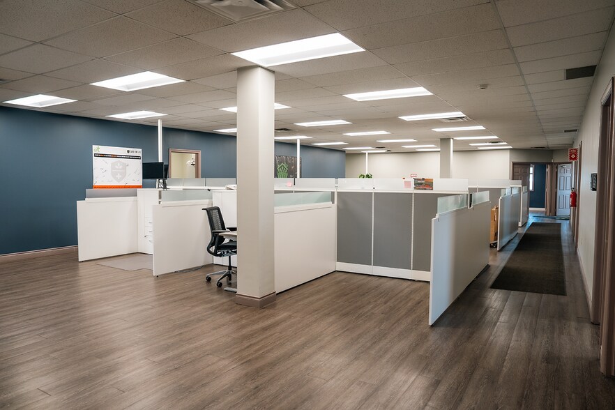 More Photos Of 200 Eastport Blvd, Hamilton Warehouse For Lease
