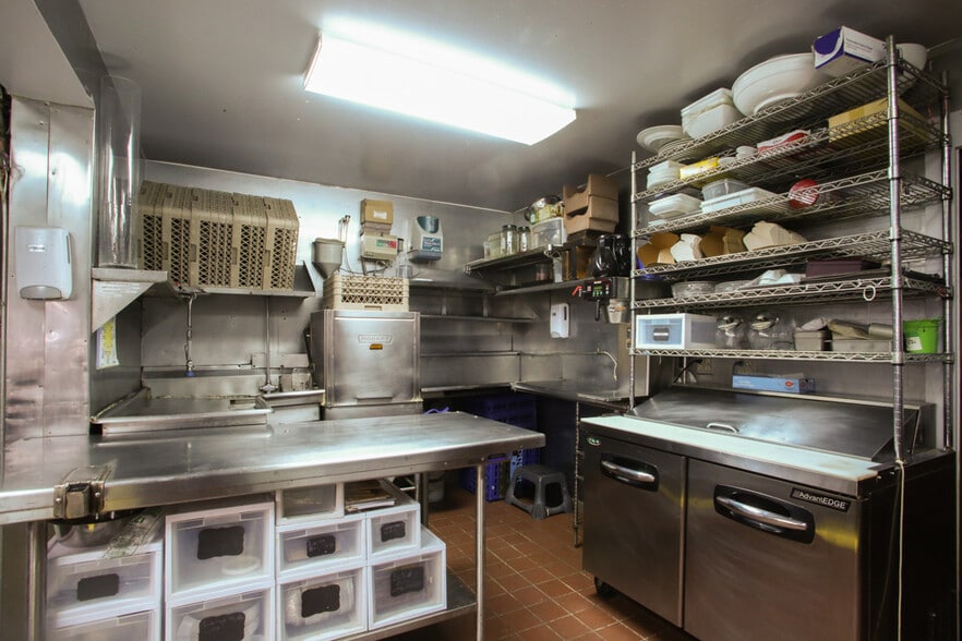 More Photos Of 15 Franklin St, Lenox Restaurant For Lease