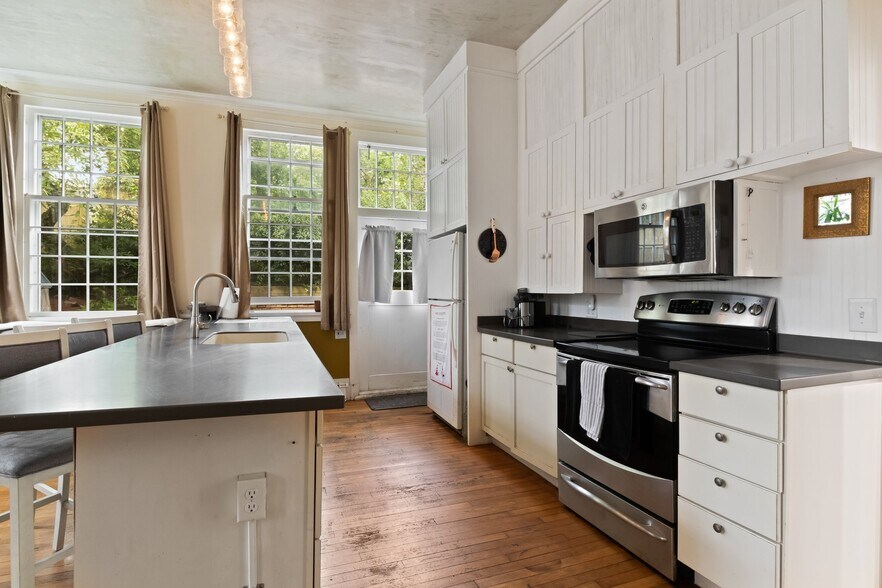 More Photos Of 418 Commercial St, Provincetown Storefront Retail Residential For Sale
