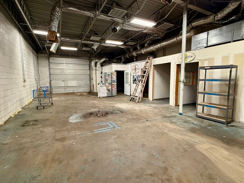 More Photos Of 2618 Airline Blvd, Portsmouth Showroom For Sale