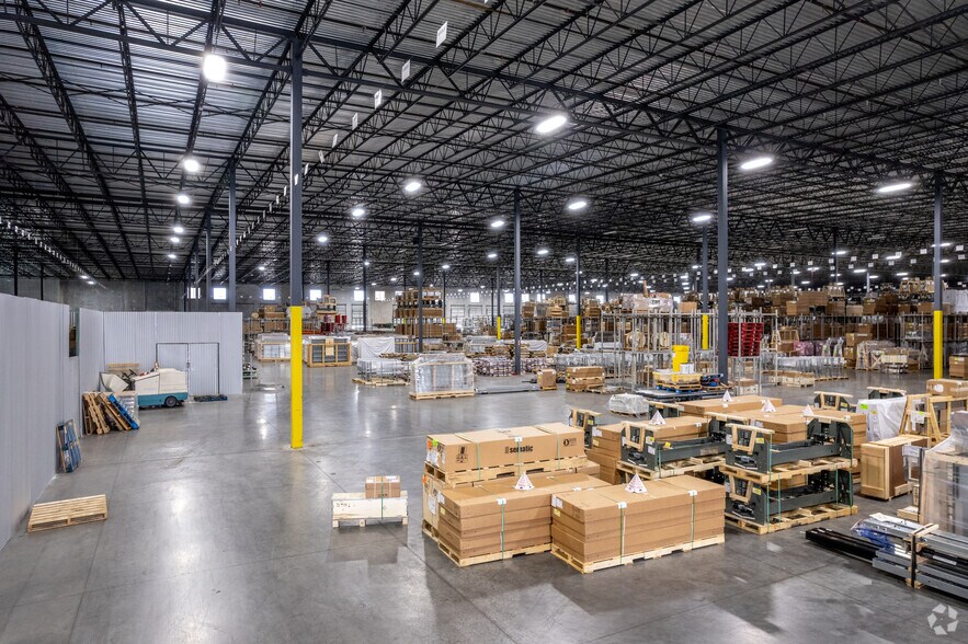 More Photos Of 10565 Red Bluff Rd, Pasadena Distribution For Lease