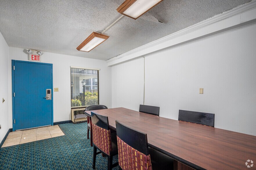 More Photos Of 1826 W Lucas St, Florence Hospitality For Sale