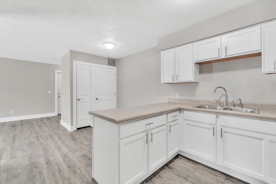 More Photos Of 946 Vincent Ct, Lansing Apartments For Sale