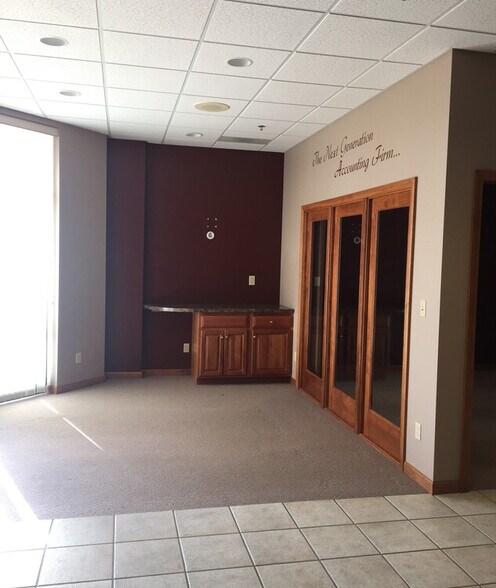 More Photos Of 1802-1838 Commerce Dr, North Mankato Freestanding For Lease