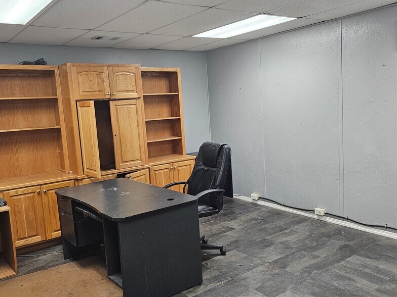 More Photos Of 27 S Commerce St, Liberty Storefront For Sale