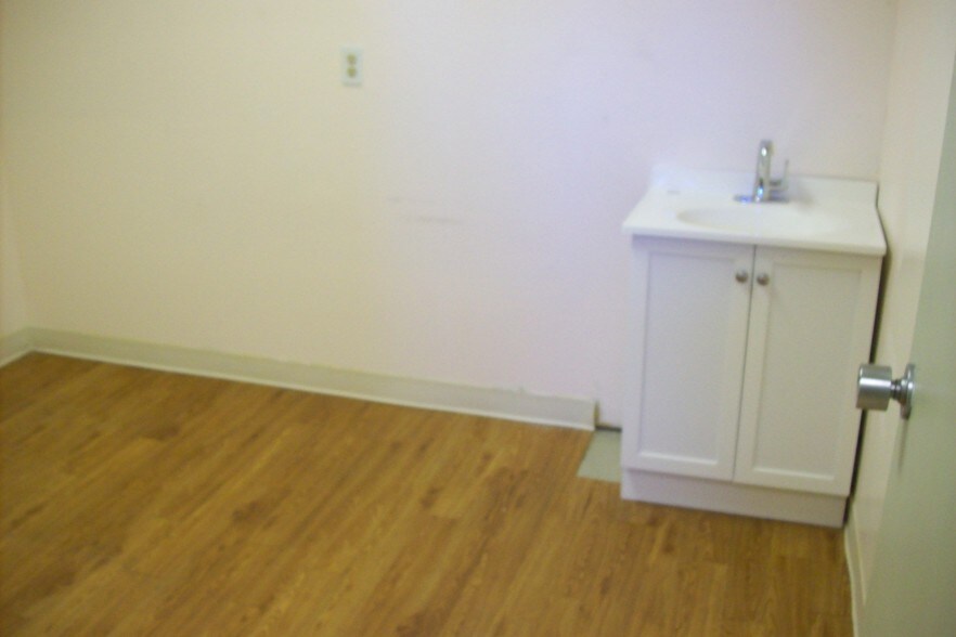 More Photos Of 23030 Mooney St, Farmington Medical For Lease