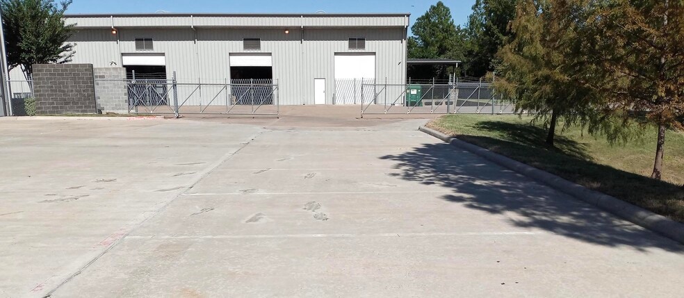 More Photos Of 7265 W 43rd St, Houston Warehouse For Lease