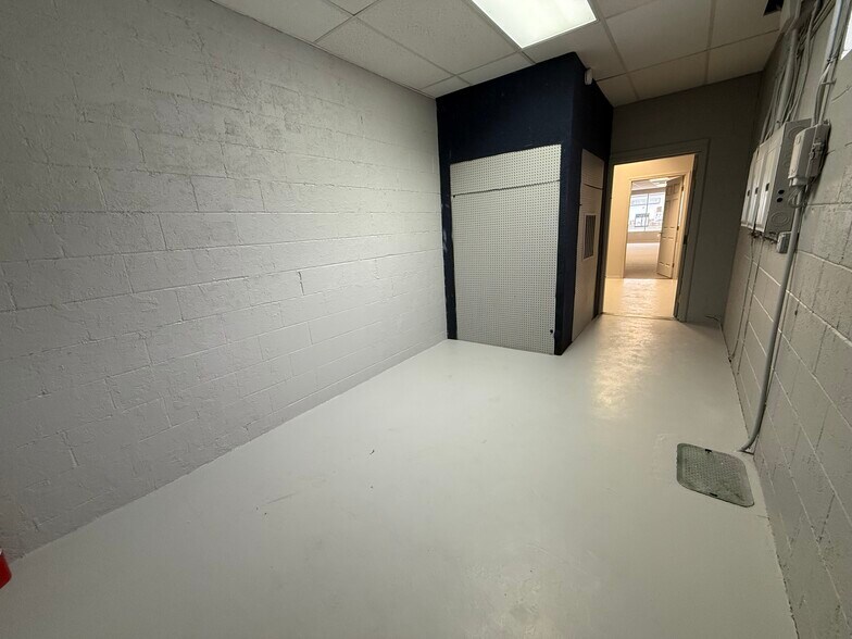 More Photos Of 3302-3304 Main St, Yakima Freestanding For Lease