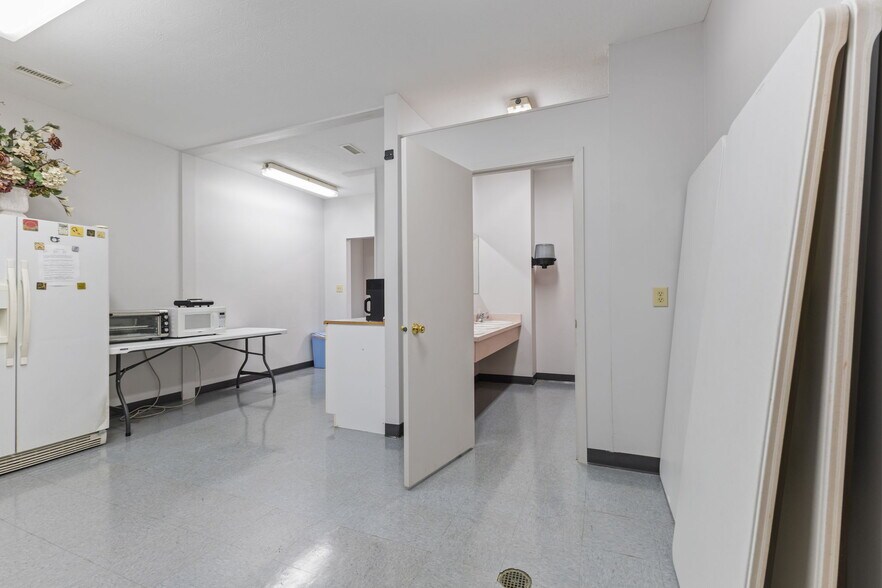 More Photos Of 5195 Commerce Cir, Indianapolis Industrial For Sale