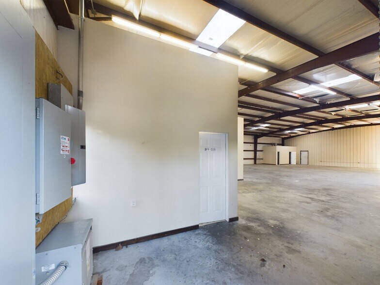 More Photos Of 904 W Tidwell Rd, Houston Warehouse For Lease
