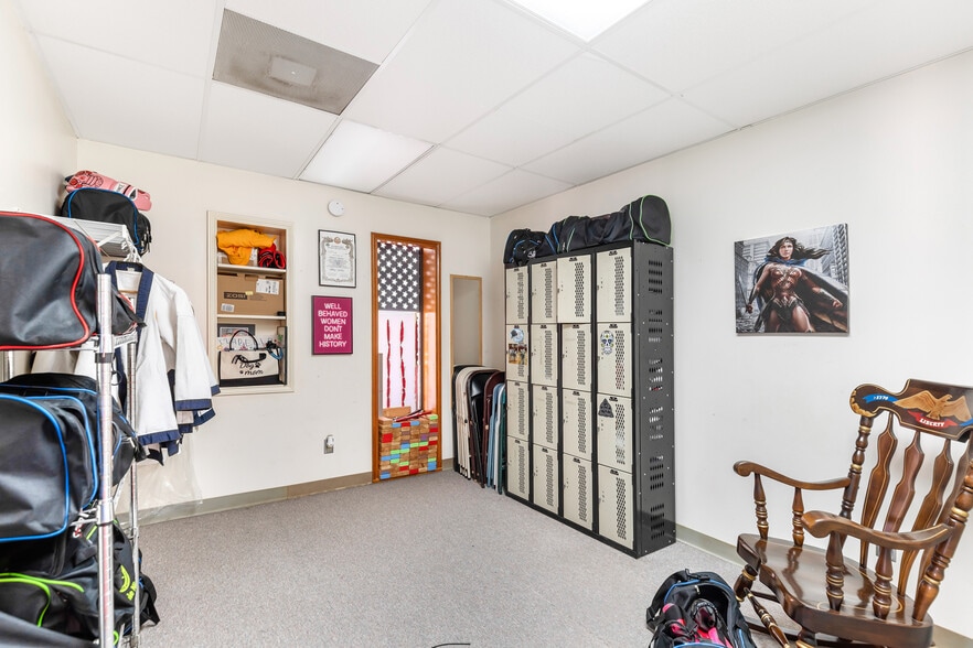 More Photos Of 411 S Houston Ave, Humble Warehouse For Sale