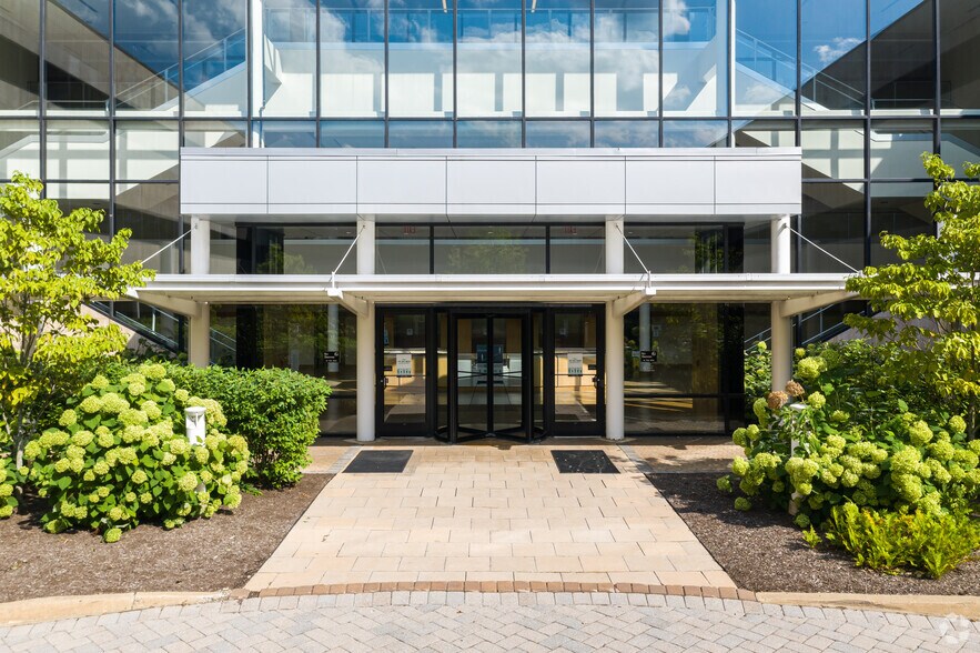 More Photos Of 5 Wood Hollow Rd, Parsippany Office For Lease