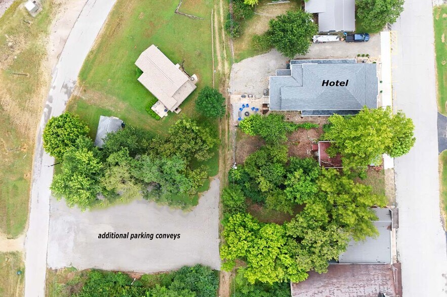 More Photos Of 110 Mc Lean Ave, Cotter Hotel For Sale