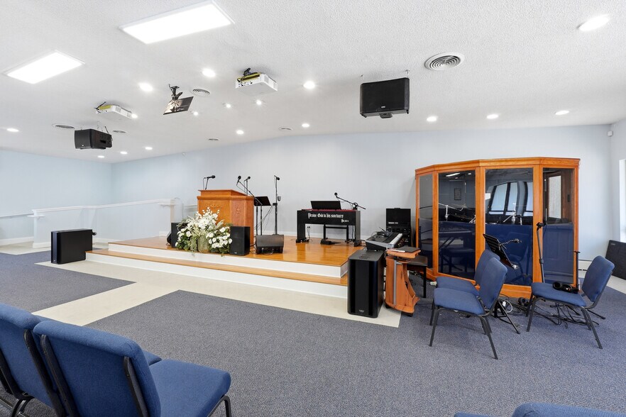 More Photos Of 415-421 W Pike St, Lawrenceville Office For Sale