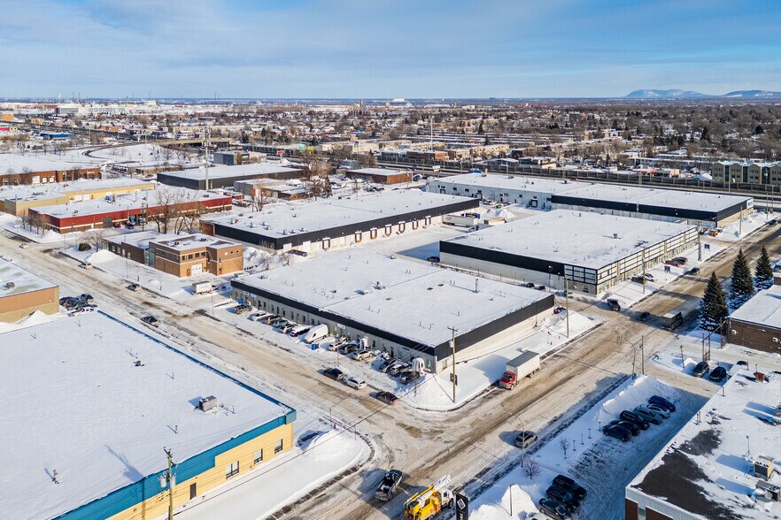 More Photos Of 7950-7980 Alfred, Anjou Warehouse For Lease