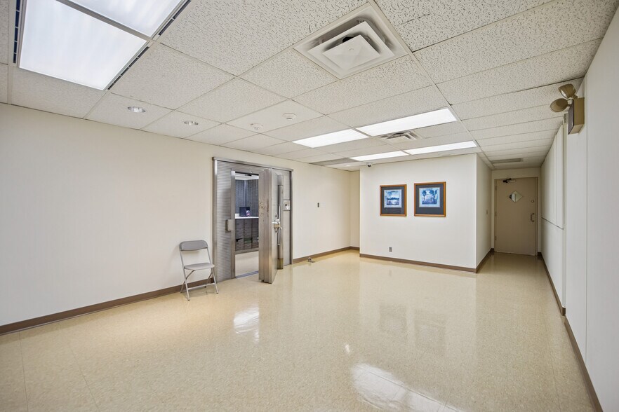 More Photos Of 2805 Beaver Ave, Des Moines Bank For Sale