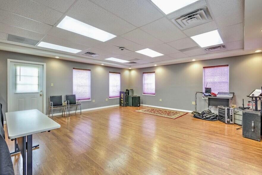 More Photos Of 719 Coshocton Ave, Mount Vernon Office For Sale