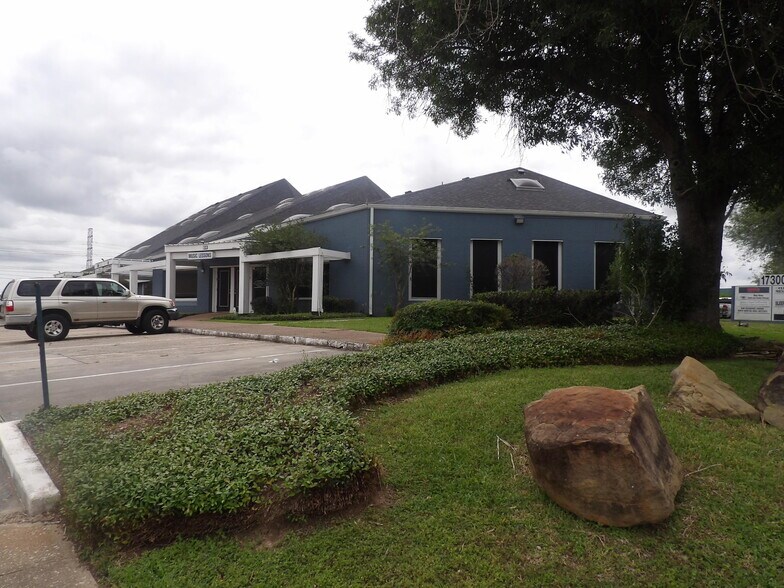 More Photos Of 17300 Saturn Ln, Houston Medical For Lease