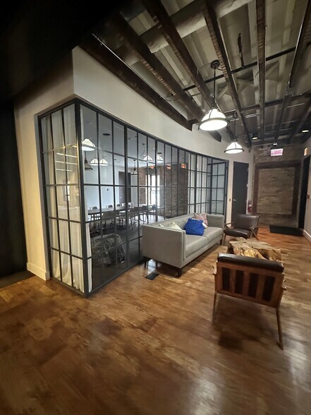 More Photos Of 646-648 N Clark St, Chicago Office For Lease