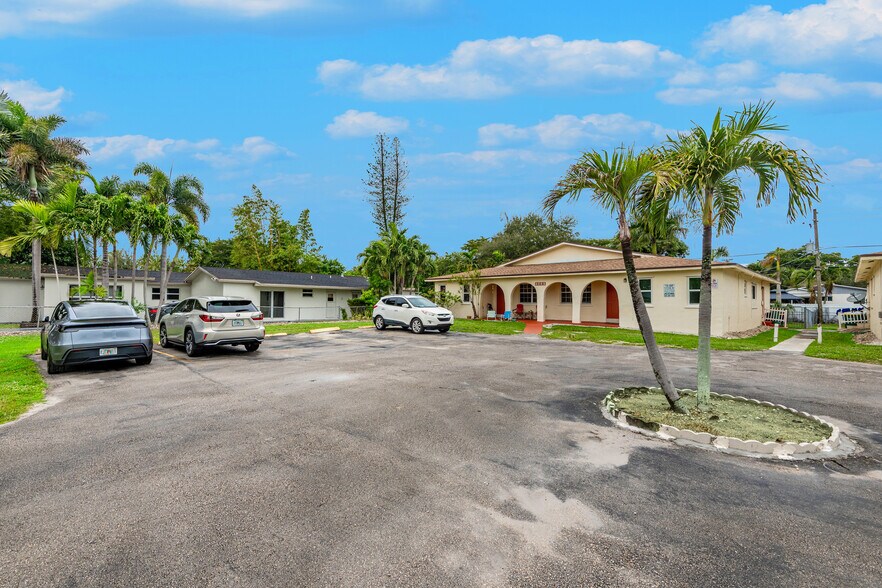 More Photos Of 4063-4065 SW 51st St, Fort Lauderdale Apartments For Sale