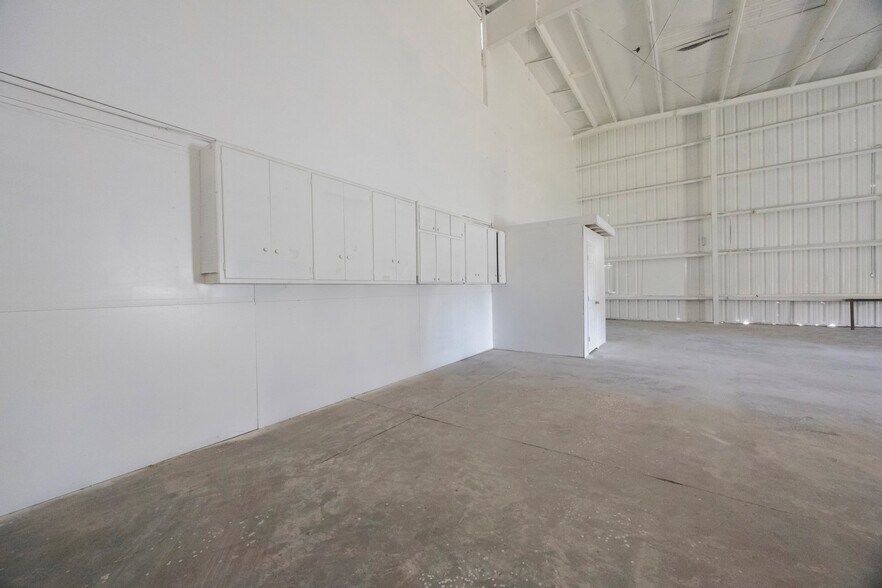 More Photos Of 9161 131st Pl N, Largo Warehouse For Lease