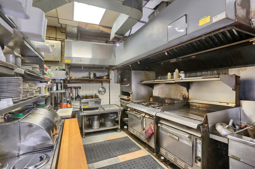 More Photos Of 463 Maplewood Ave, Ambridge Restaurant For Sale